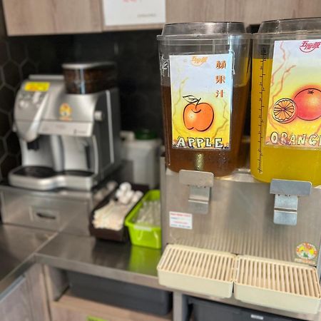 Kiwi Share Hotel Чжунли Екстериор снимка