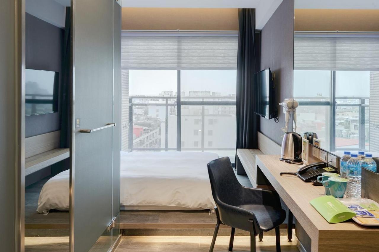 Kiwi Share Hotel Чжунли Екстериор снимка