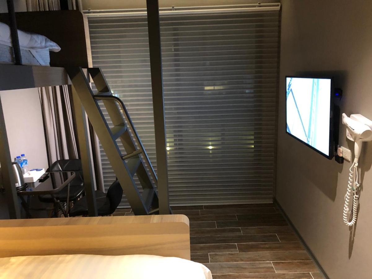 Kiwi Share Hotel Чжунли Екстериор снимка